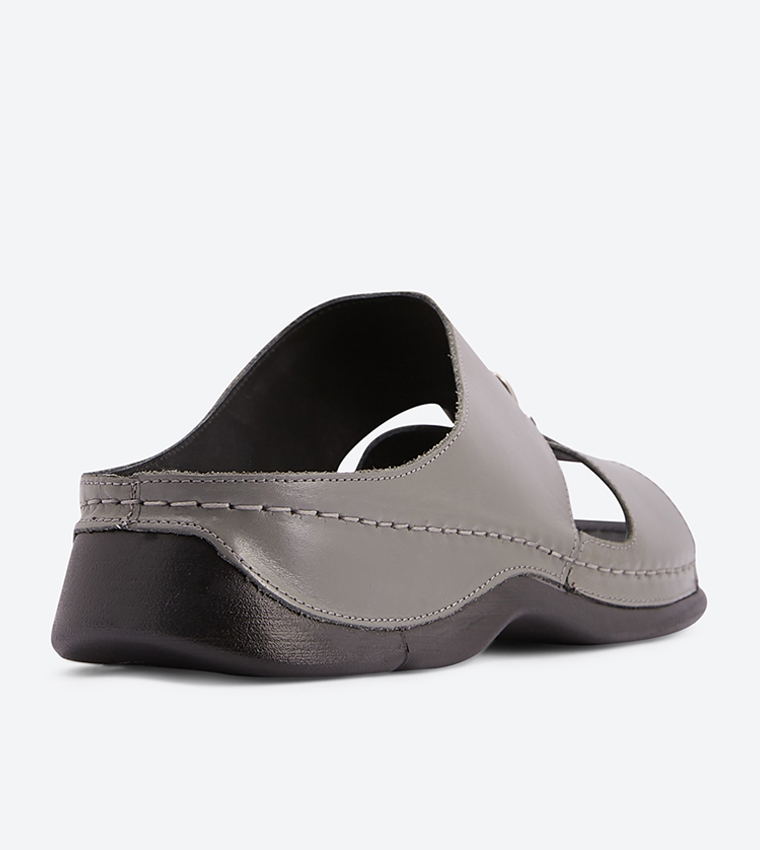 نعال بلون رمادي