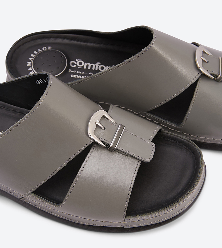 نعال بلون رمادي