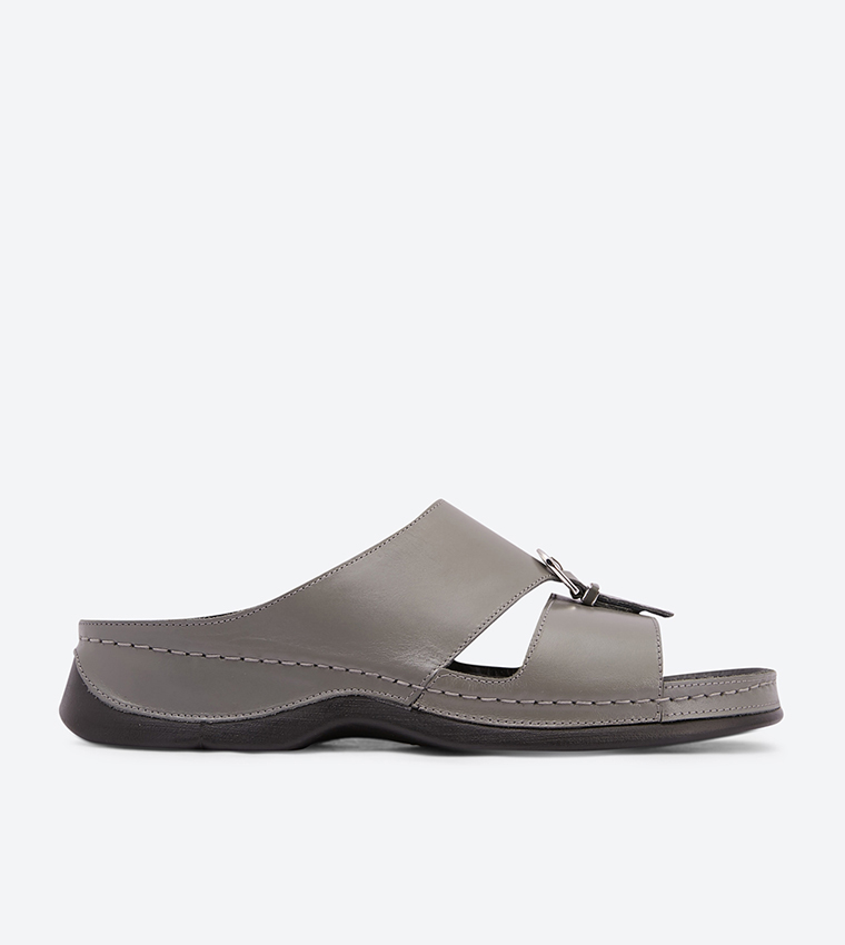 نعال بلون رمادي