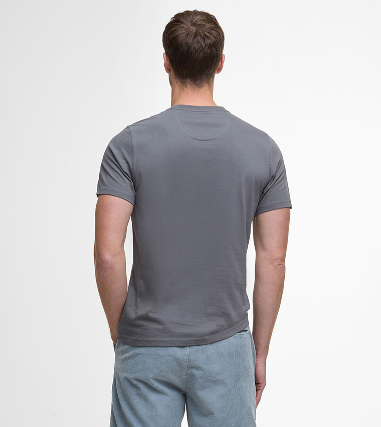 تيشيرت بياقة مستديرة بشعار مطرز 