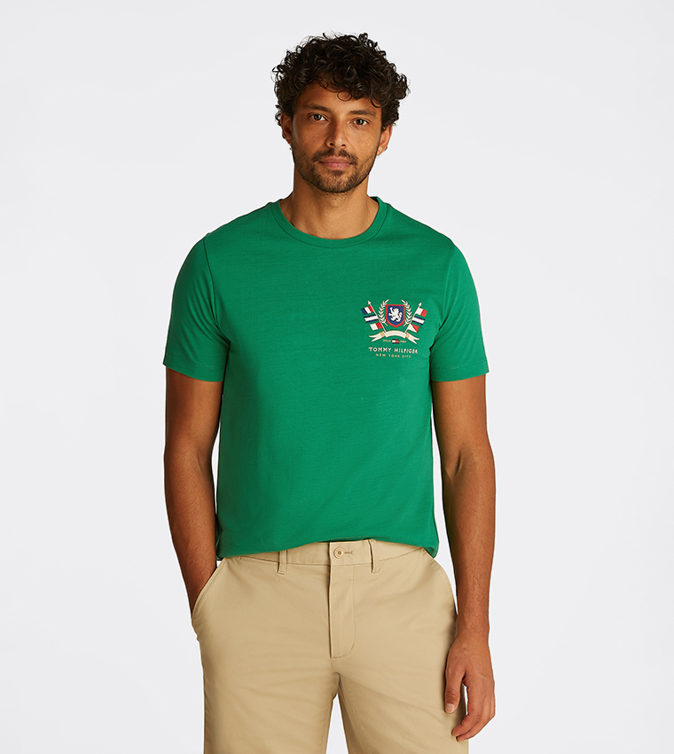 تيشيرت بتطريز الشعار وكم قصير 