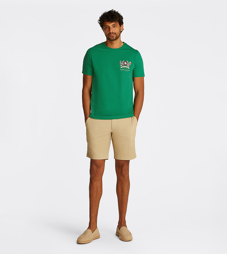 تيشيرت بتطريز الشعار وكم قصير 