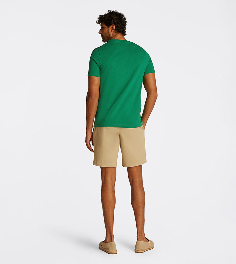 تيشيرت بتطريز الشعار وكم قصير 