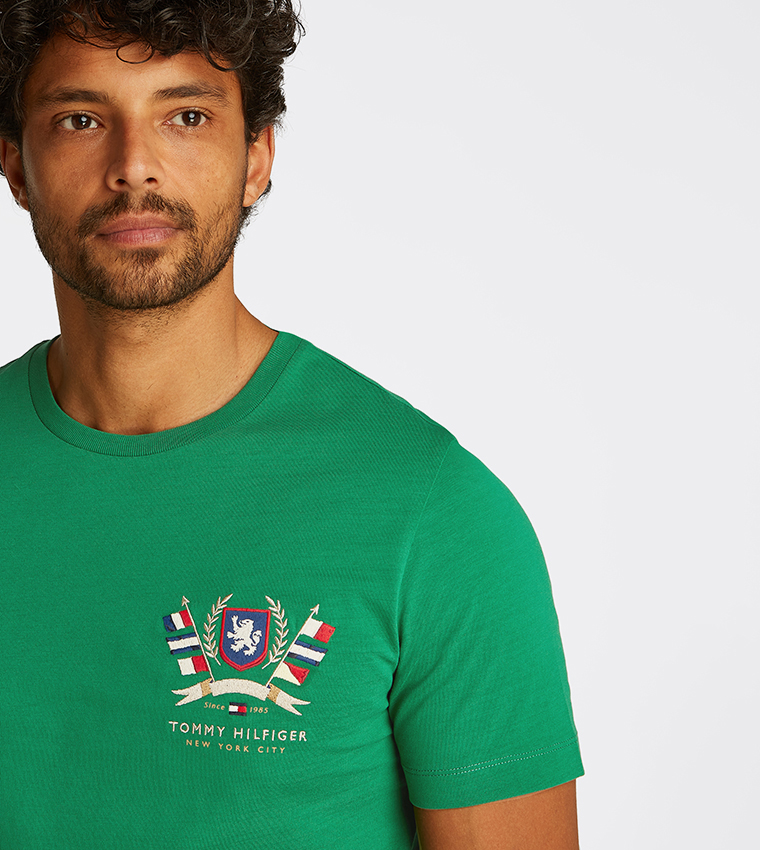 تيشيرت بتطريز الشعار وكم قصير 