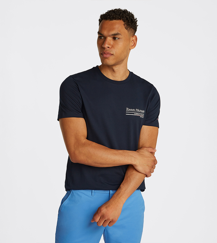 تيشيرت بأكمام قصيرة وطبعة شعار 