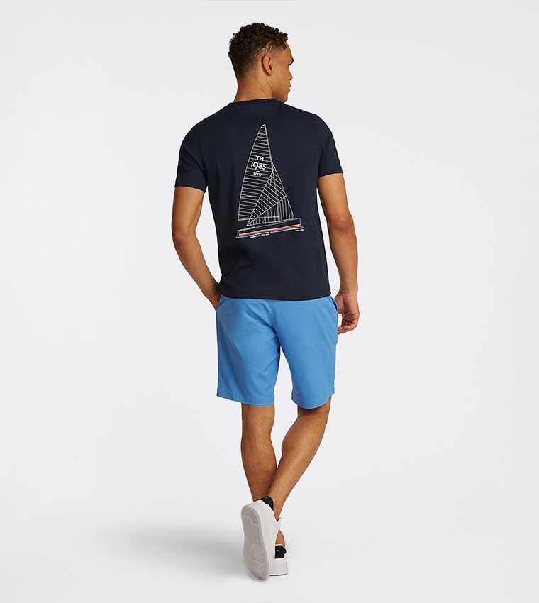 تيشيرت بأكمام قصيرة وطبعة شعار 