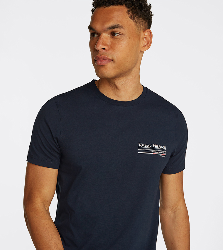 تيشيرت بأكمام قصيرة وطبعة شعار 