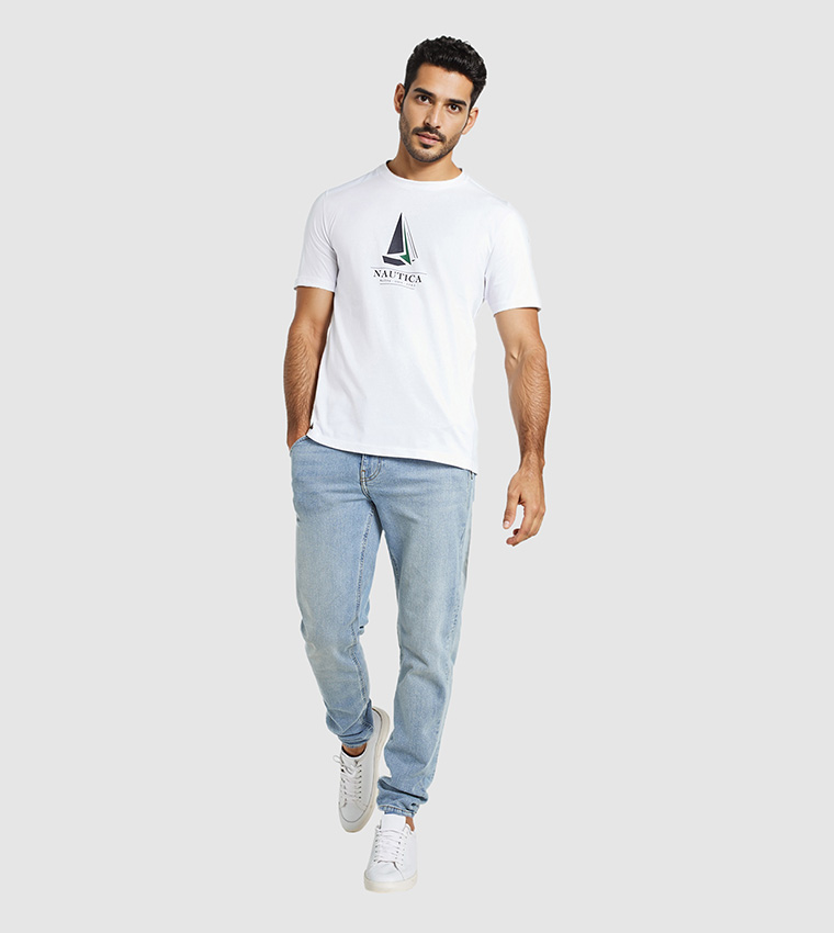 تيشيرت بياقة مستديرة بطبعة شعار وبقصة عادية