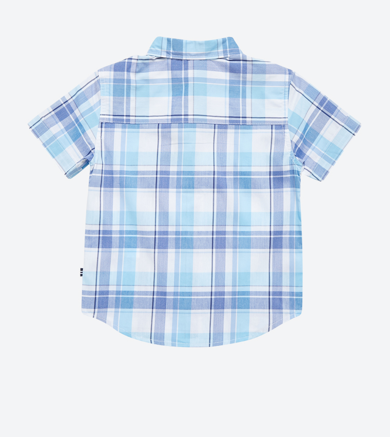 قميص بلون أزرق فاتح