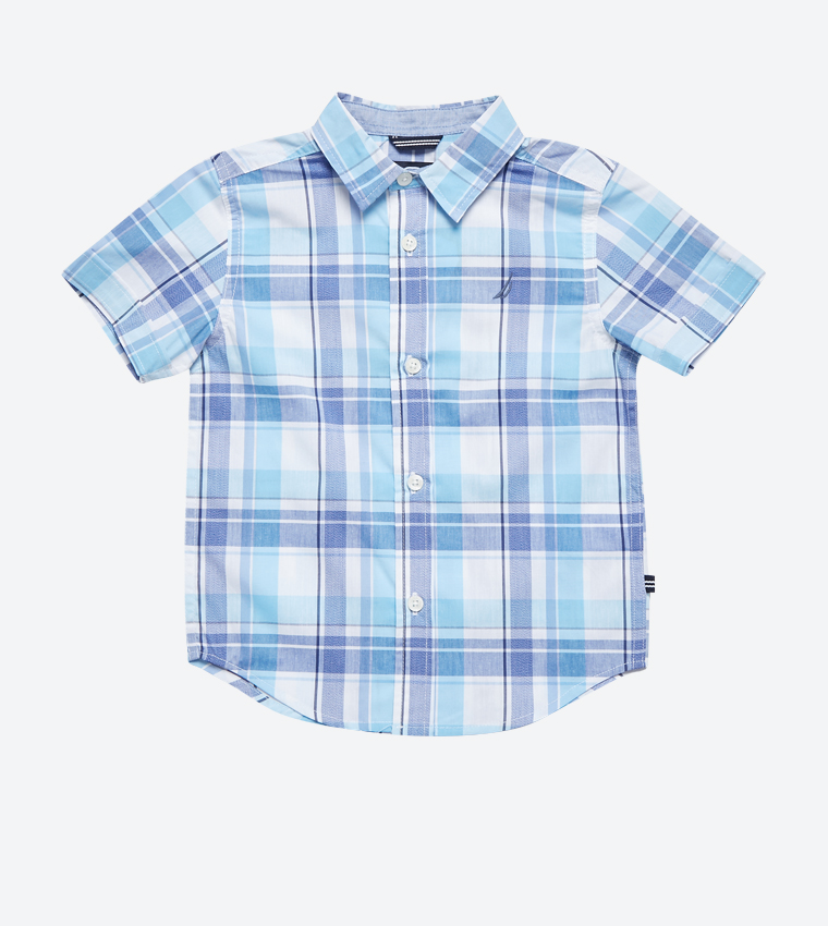 قميص بلون أزرق فاتح