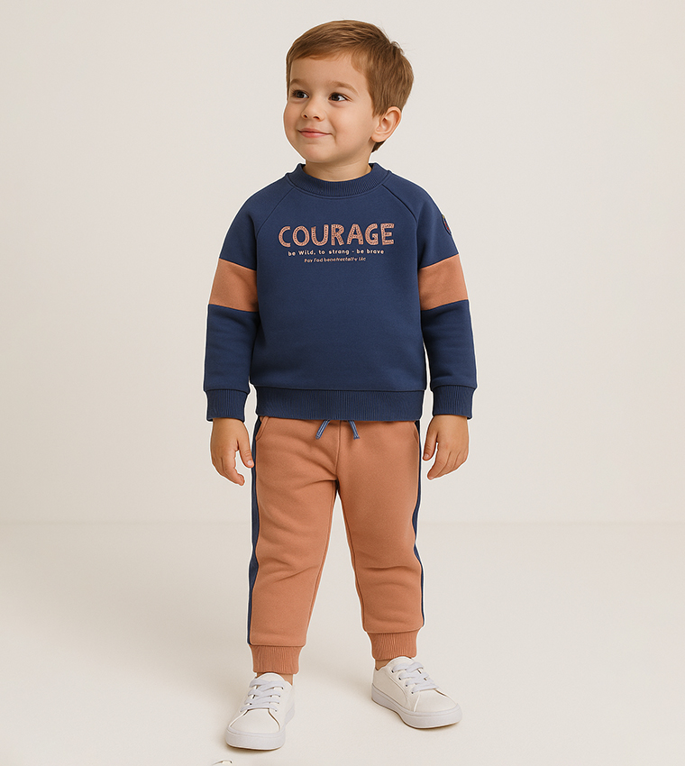 طقم رياضي فليس بطبعة 