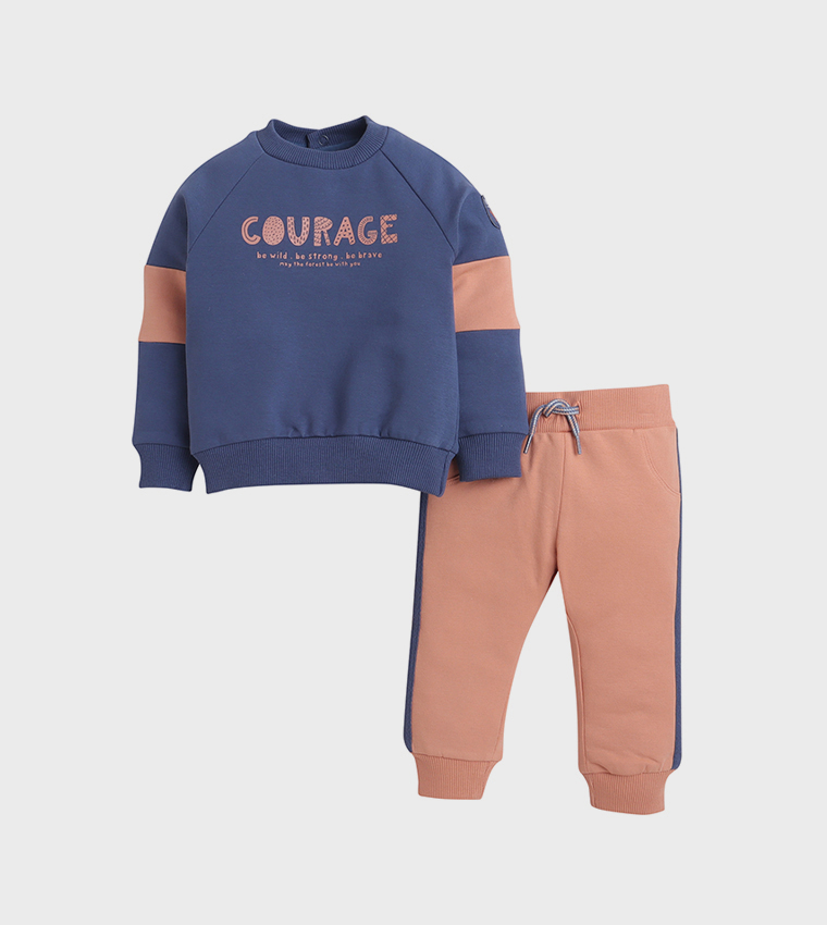 طقم رياضي فليس بطبعة 