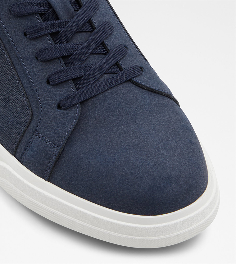 حذاء رياضي بمقدمة دائرية ورباط