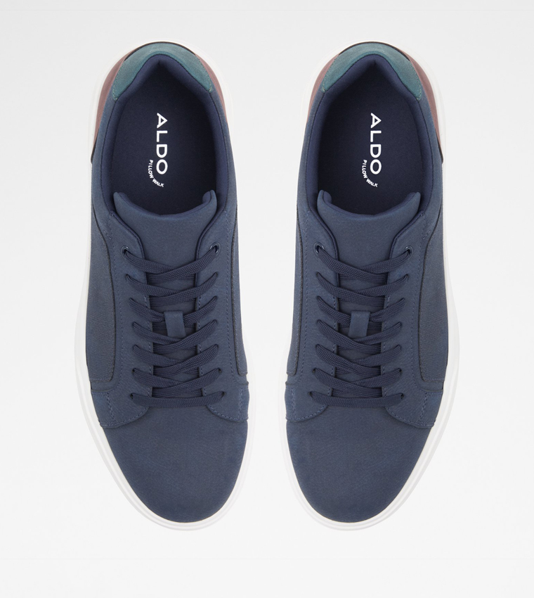 حذاء رياضي بمقدمة دائرية ورباط