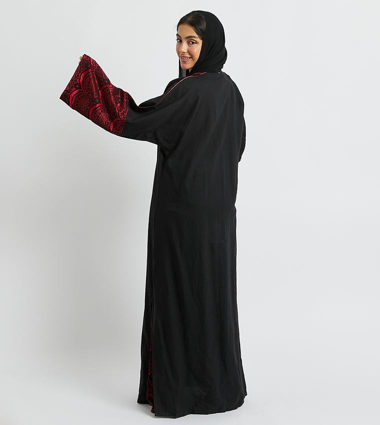 عباية مفتوحة مطرزة 