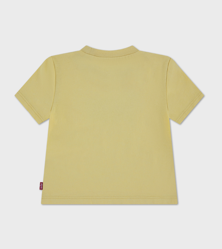 تيشيرت بطبعة شعار وكم قصير 