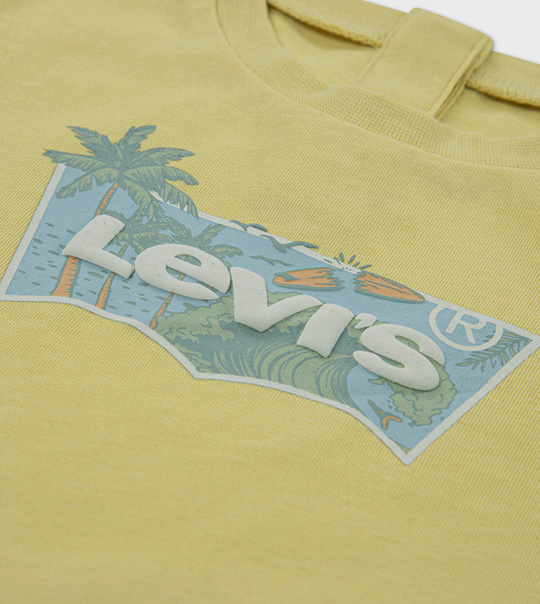 تيشيرت بطبعة شعار وكم قصير 