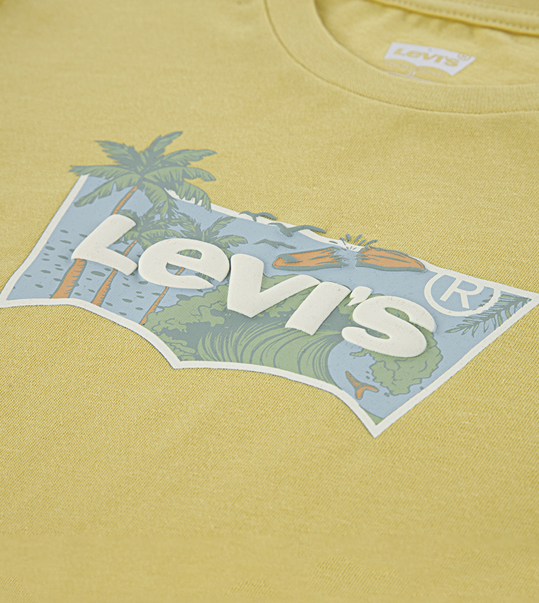 تيشيرت بطبعة شعار وكم قصير 