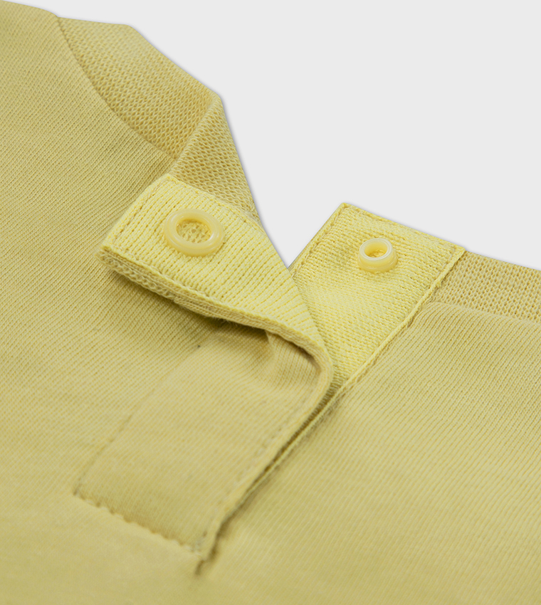 تيشيرت بطبعة شعار وكم قصير 