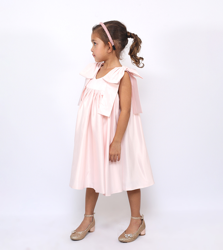 فستان حفلات بحمالة وفيونكة 