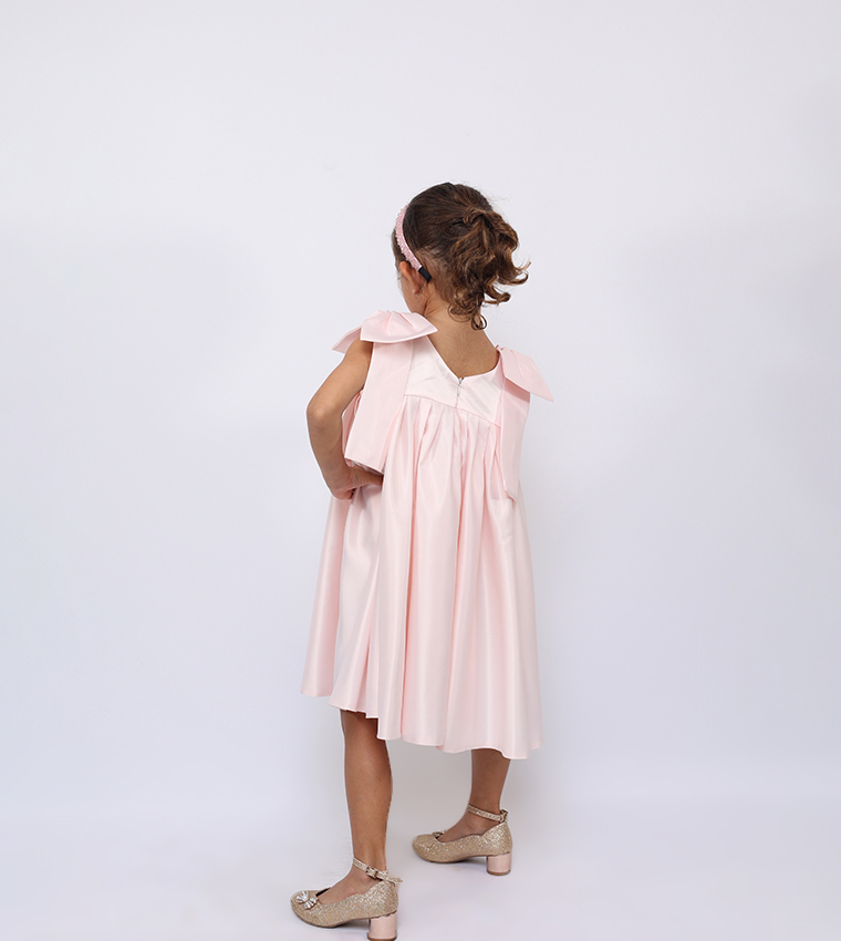 فستان حفلات بحمالة وفيونكة 