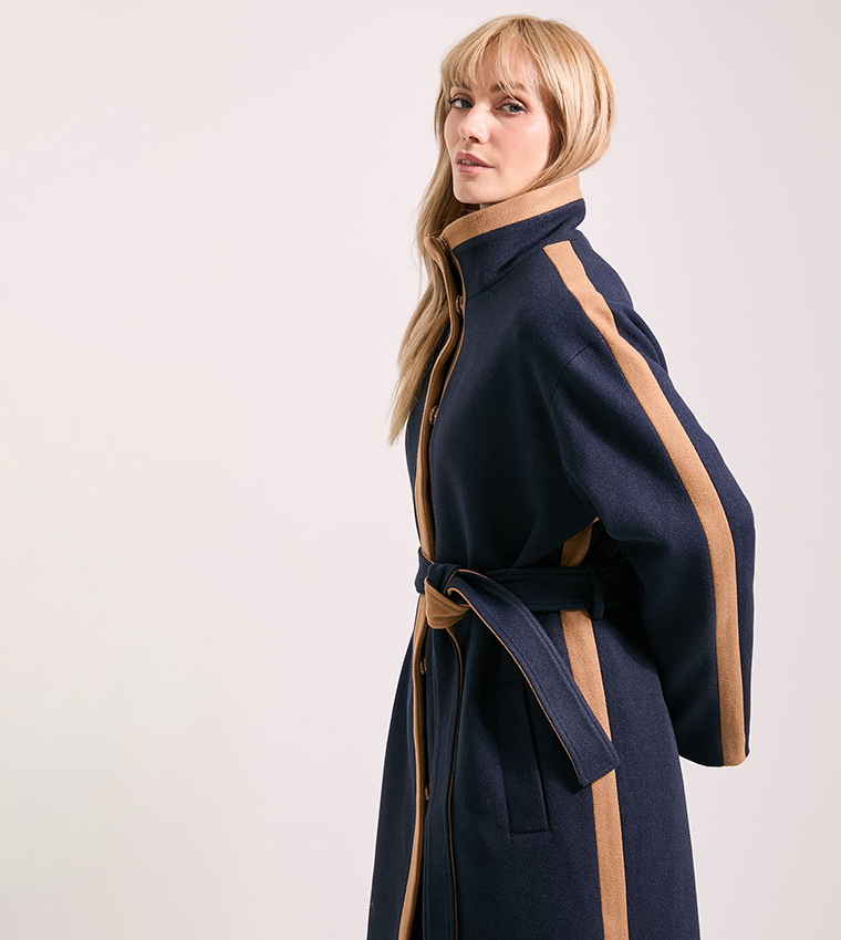 جاكيت بياقة عالية