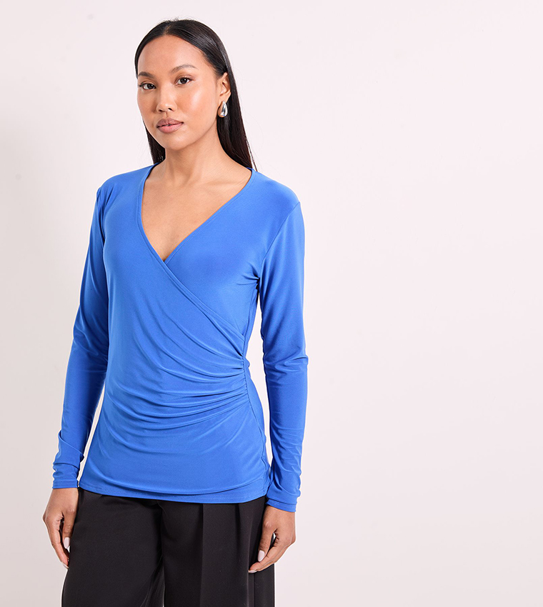 توب جيرسي بجوانب مزمومة وكم طويل 