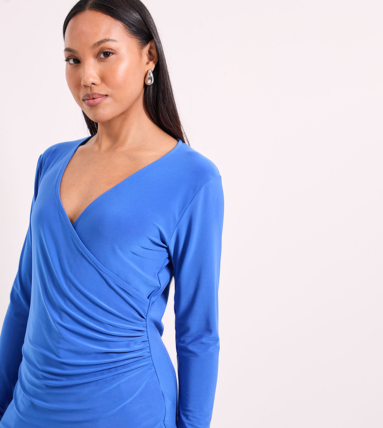 توب جيرسي بجوانب مزمومة وكم طويل 