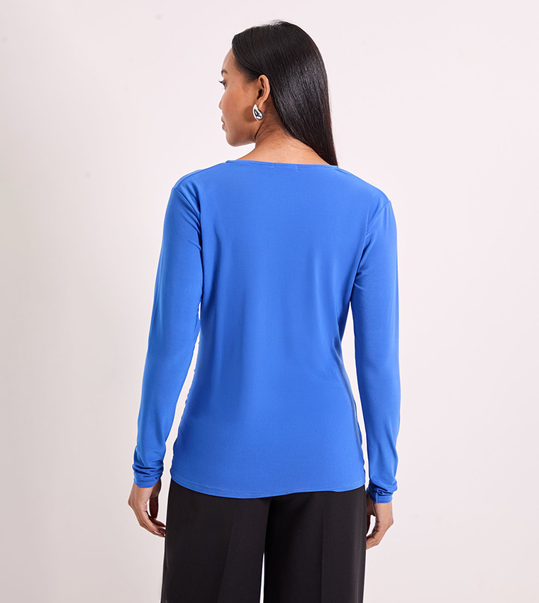 توب جيرسي بجوانب مزمومة وكم طويل 