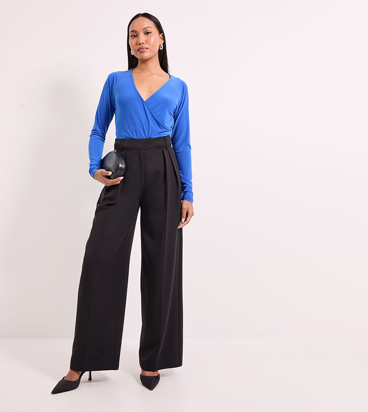 توب جيرسي بجوانب مزمومة وكم طويل 