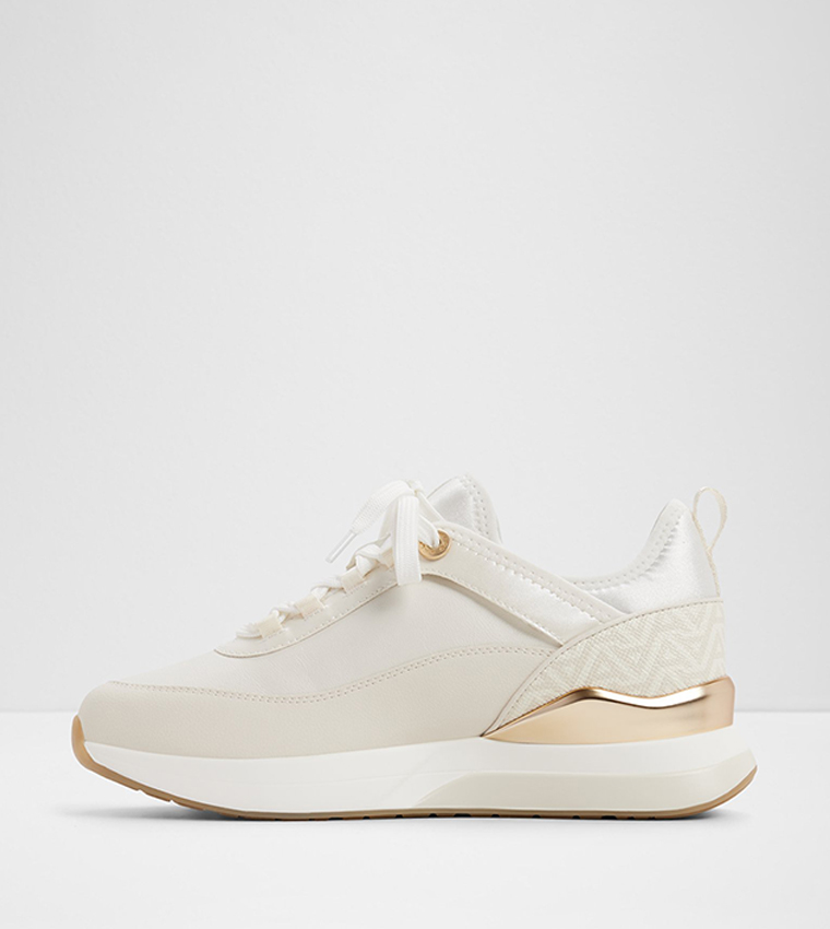 QUILTYN Round Toe Runner Sneakers