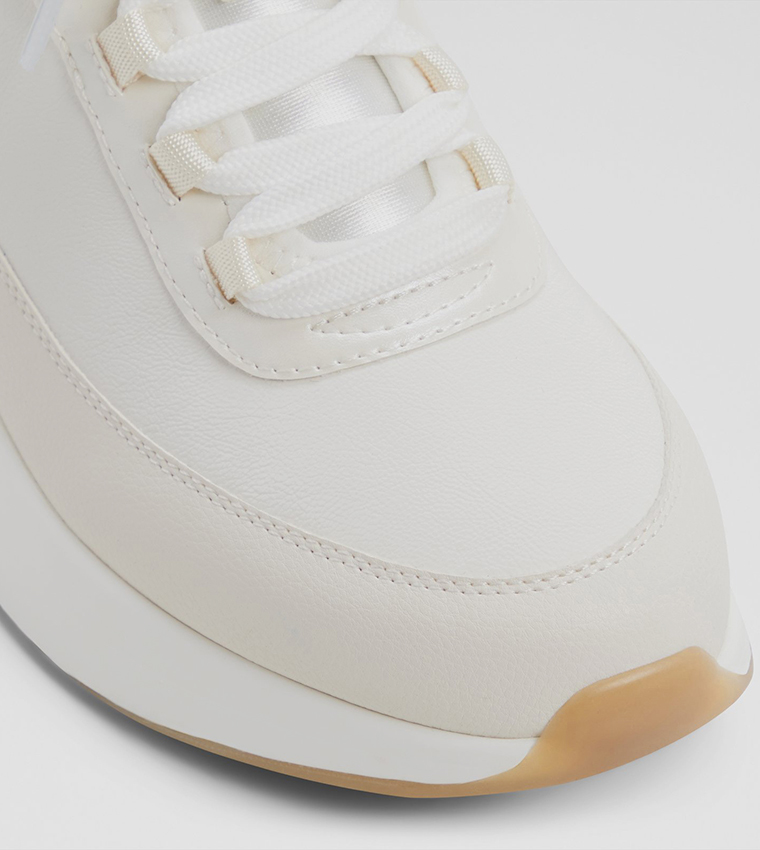 QUILTYN Round Toe Runner Sneakers