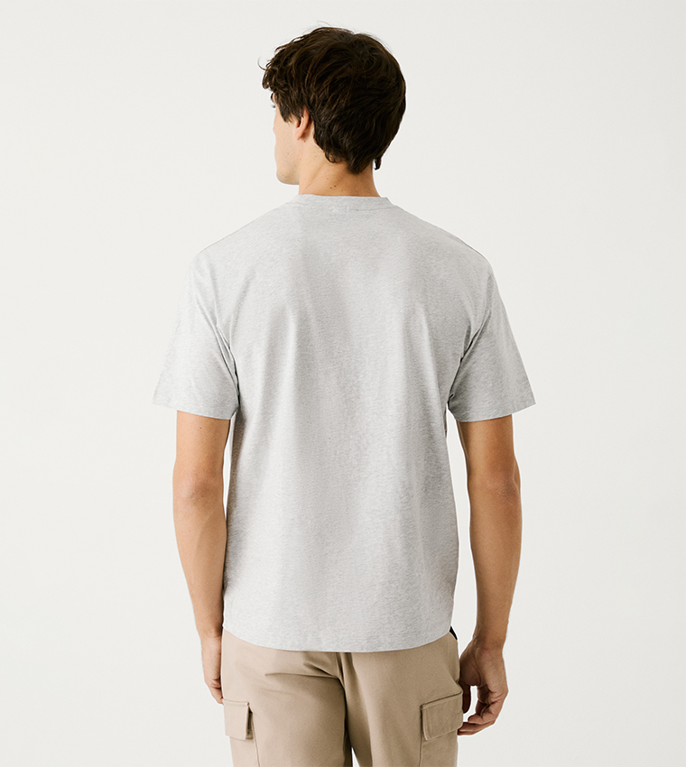 تيشيرت بياقة مستديرة وطبعة 