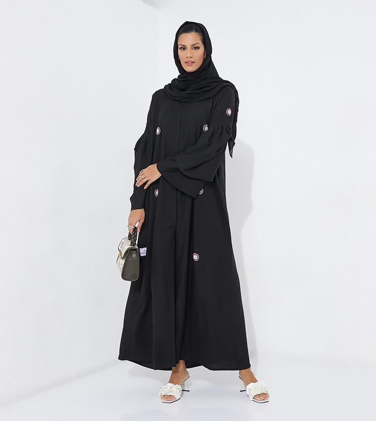 عباية مزخرفة وبأكمام طويلة