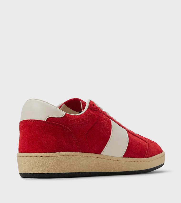 حذاء رياضي برباط