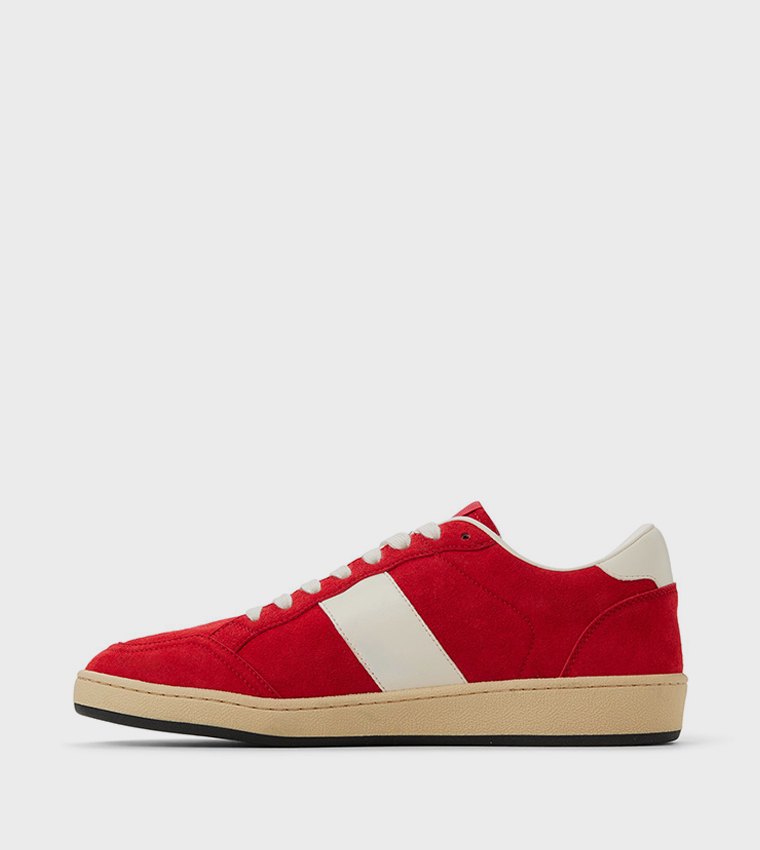 حذاء رياضي برباط