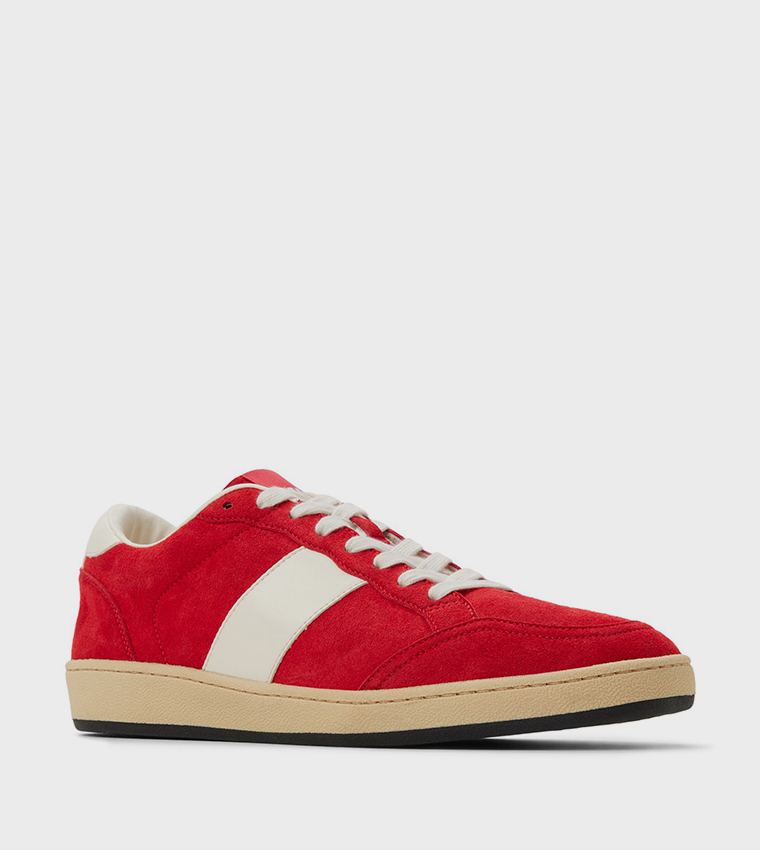 حذاء رياضي برباط