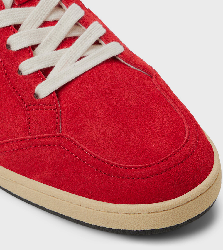 حذاء رياضي برباط