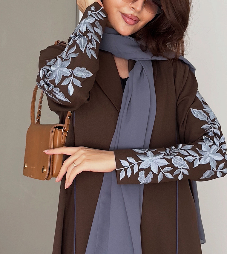 عباية مطرزة كم طويل