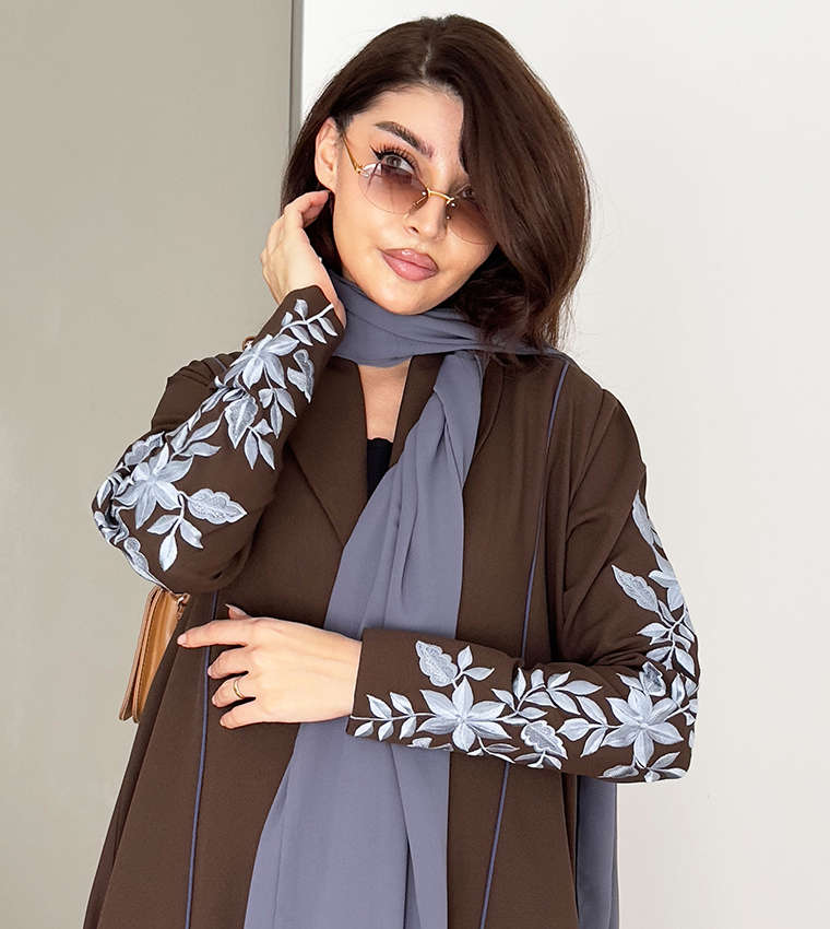 عباية مطرزة كم طويل