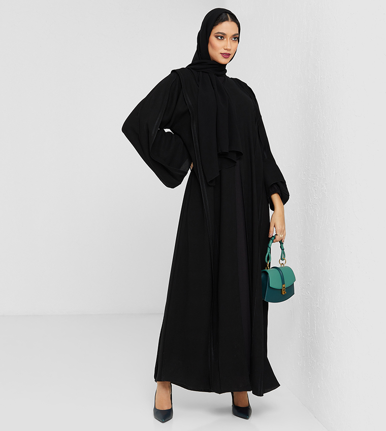 عباية باللون الأسود