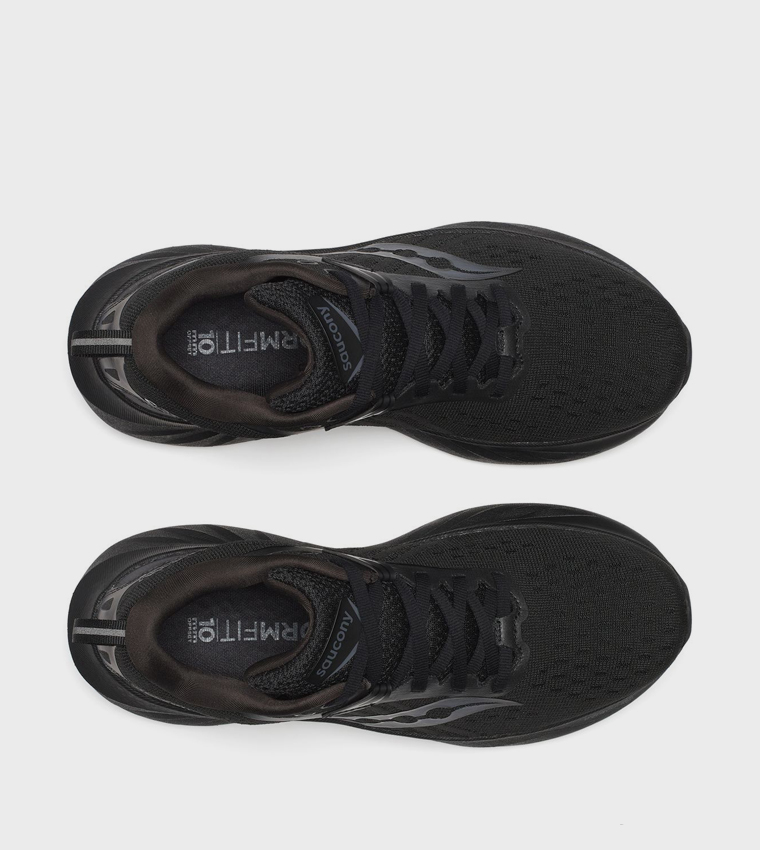 حذاء جري تريومف 22