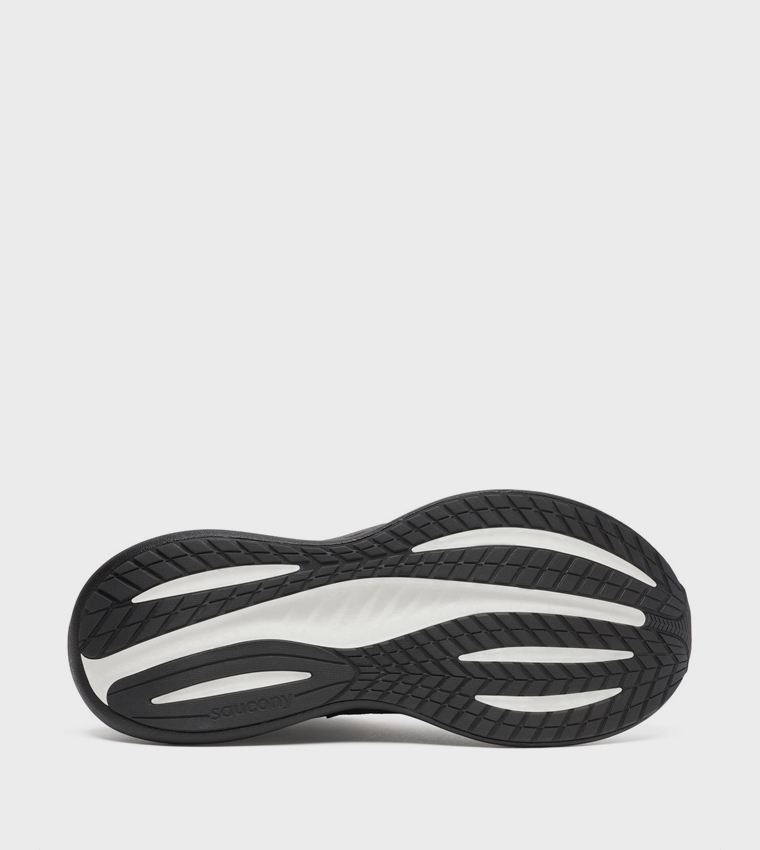 حذاء جري تريومف 22