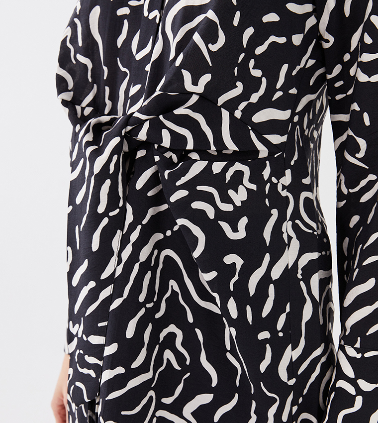 Buy LC Waikiki Pattern Long Sleeves Tunic In Black | 6thStreet Qatar
