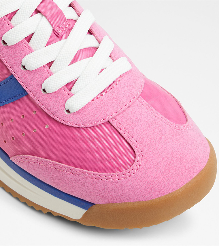 حذاء رياضي برباط وألوان متناسقة 