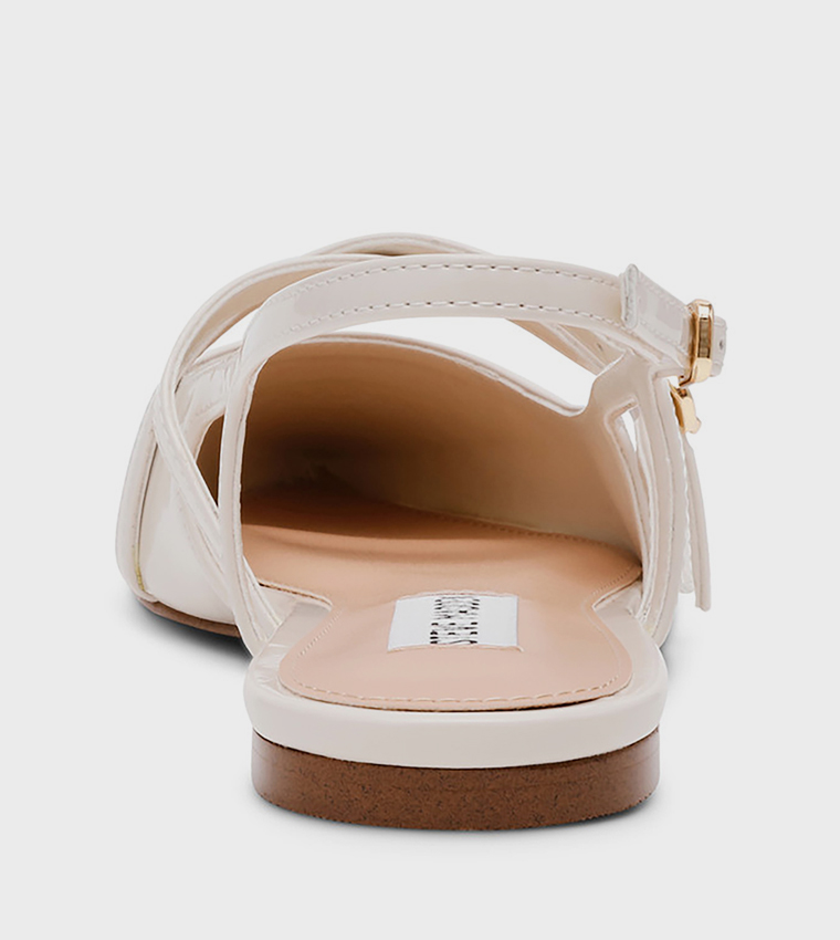 حذاء فلات بمقدمة مدببة