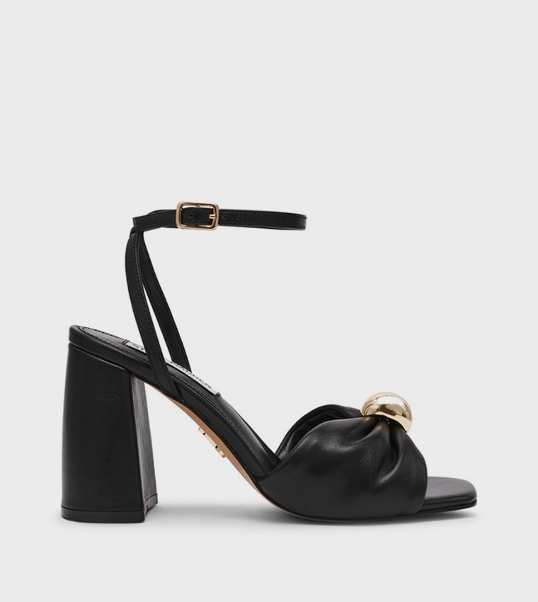 صندل بكعب عريض وحزام كاحل 