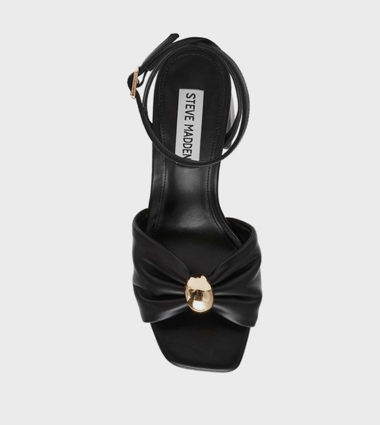 صندل بكعب عريض وحزام كاحل 