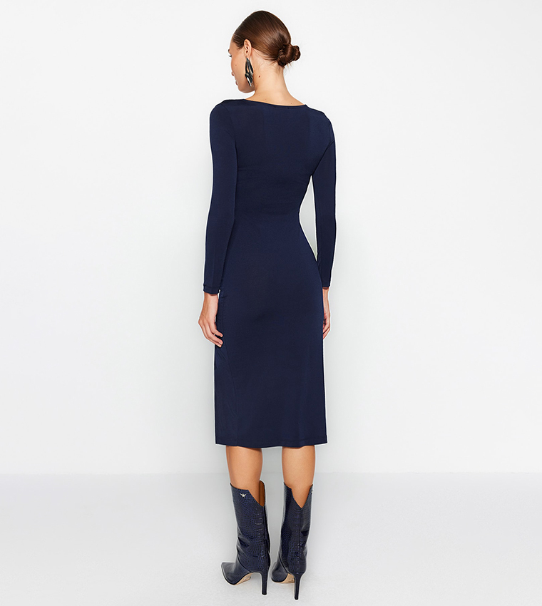 فستان مكشكش بياقة متباينة وفتحة