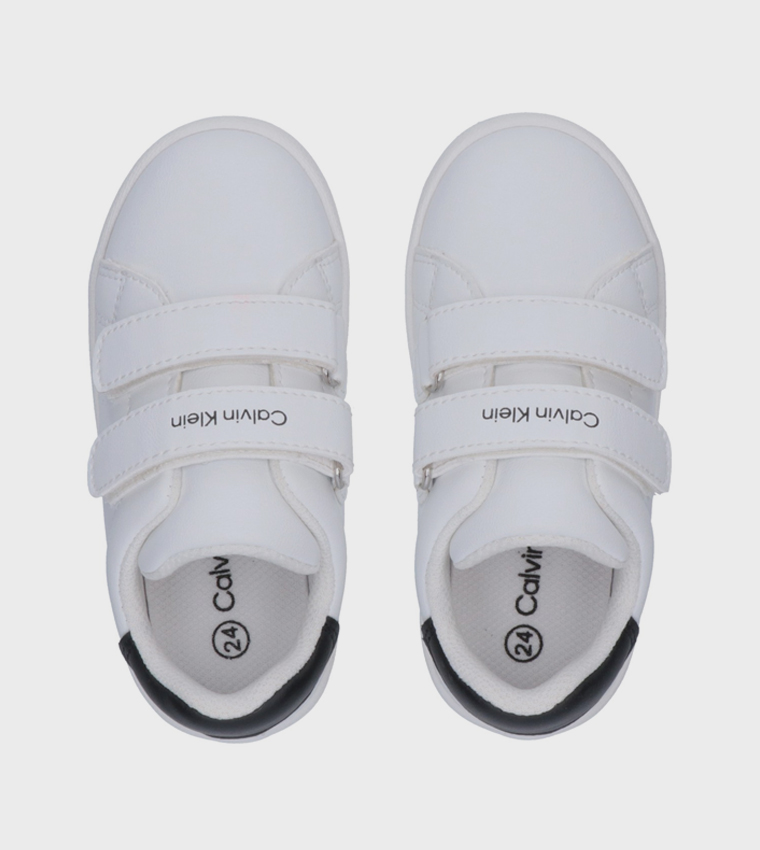 حذاء سنيكرز بشريط فليكرو بطبعة الشعار